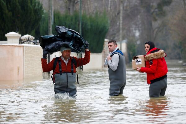フランス・エスブリーで、連日の雨で浸水した川のほとりを歩く住民ら - Sputnik 日本