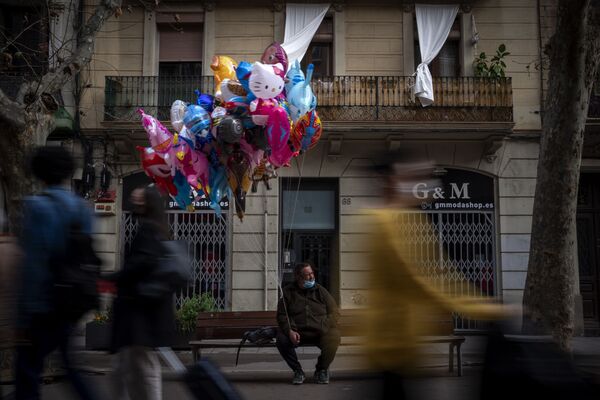 スペイン・バルセロナの路上で客を待つ風船売りの男性 - Sputnik 日本