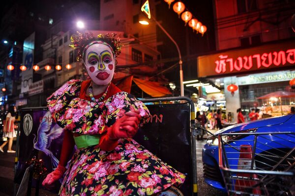 タイ・バンコクのチャイナタウンで大晦日の11日、パフォーマンスを披露するダンサー - Sputnik 日本