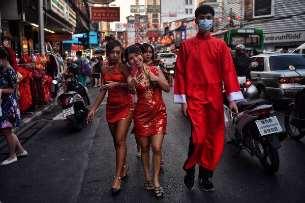 タイ・バンコクのチャイナタウンで、チャイナドレスを着て通りを歩く人々 - Sputnik 日本