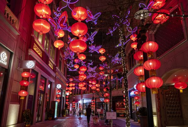 香港のレイトン・アヴェニュー（利東街）に吊るされた、新年を祝う赤い提灯 - Sputnik 日本