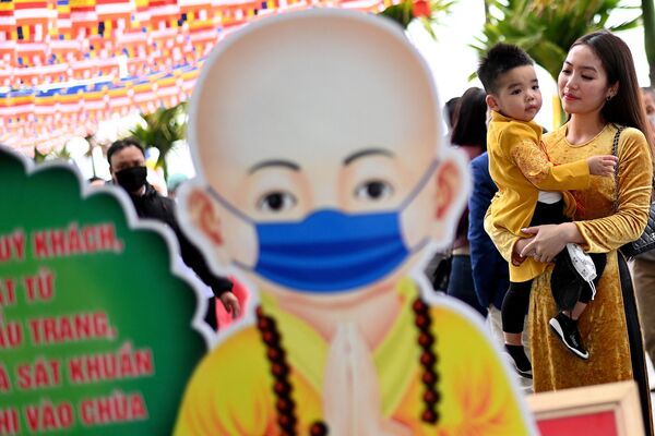 ベトナム・ハノイのチャンクォック寺（鎮国寺）で、テト（旧正月）を祝う訪問客にマスク着用を呼び掛ける僧侶の立て看板 - Sputnik 日本
