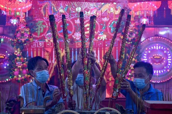 カンボジア・カンダル州タクマウ村で、中華正月（旧正月）を祝って寺院で線香を供える人々 - Sputnik 日本