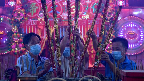 カンボジア・カンダル州タクマウ村で、中華正月（旧正月）を祝って寺院で線香を供える人々 - Sputnik 日本