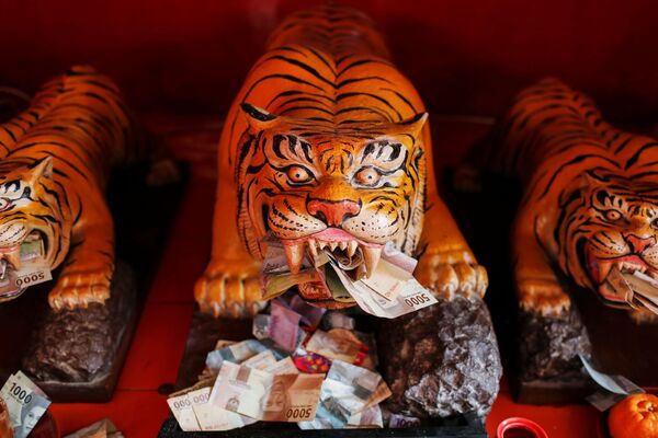 インドネシア・ジャカルタのダルマバクティ寺院で、イムレック（旧正月）を祝って紙幣が挟まれた虎の彫刻 - Sputnik 日本