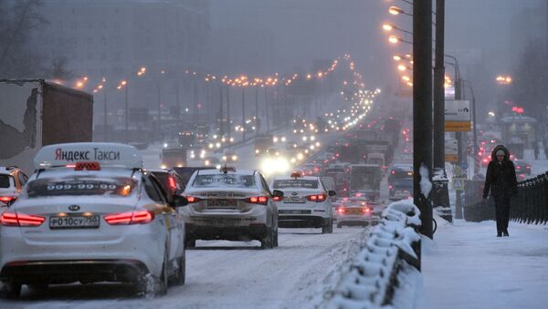 Автомобили во время снегопада на Садовом кольце в Москве - Sputnik 日本