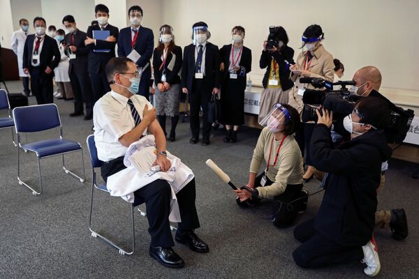 ワクチン接種を受けた後、報道陣に話す国立病院機構東京医療センターの新木一弘院長 - Sputnik 日本