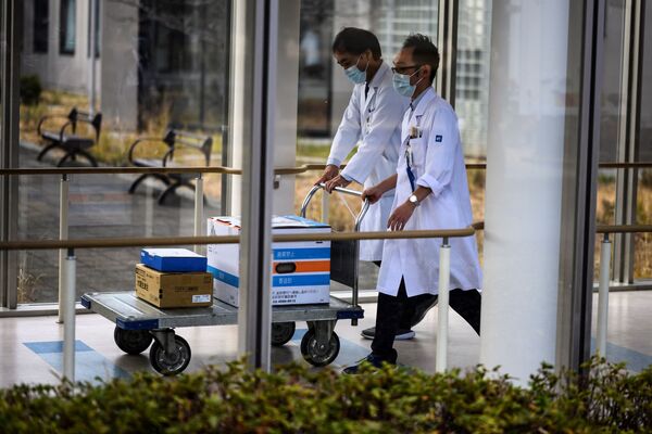 東京都清瀬市・国立病院機構東京病院で米ファイザー社製ワクチンを運ぶ医療従事者ら - Sputnik 日本