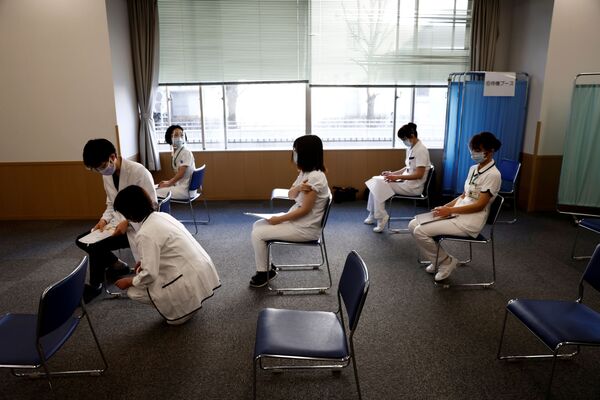 東京都目黒区・東京医療センターでワクチン接種を待つ医療従事者ら - Sputnik 日本