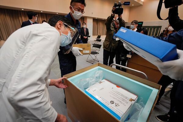 米ファイザー社製のワクチンの温度を確認する病院職員 - Sputnik 日本