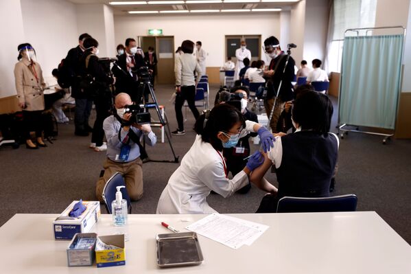 東京都目黒区・東京医療センターで、ワクチン接種を受ける医療従事者らの姿を見守る報道陣 - Sputnik 日本