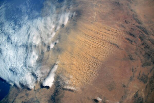サハラ砂漠で発生した砂嵐（撮影：セルゲイ・クド・スベルチコフ宇宙飛行士） - Sputnik 日本