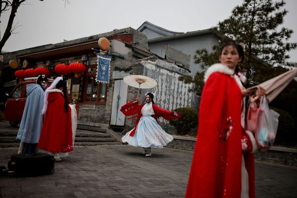 中国・北京で漢服を着て春節を祝う女性 - Sputnik 日本