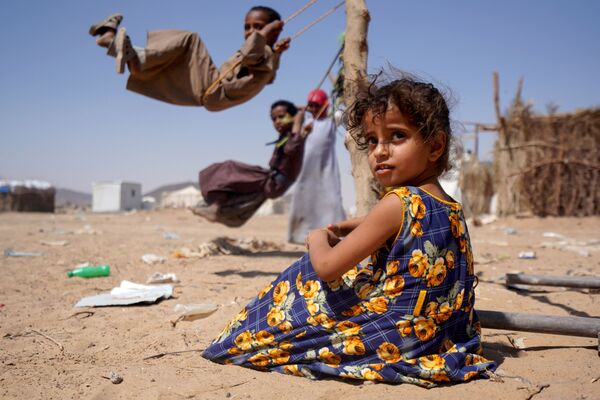 イエメン・マリブの国内避難民キャンプで、ブランコの順番を待つ少女 - Sputnik 日本