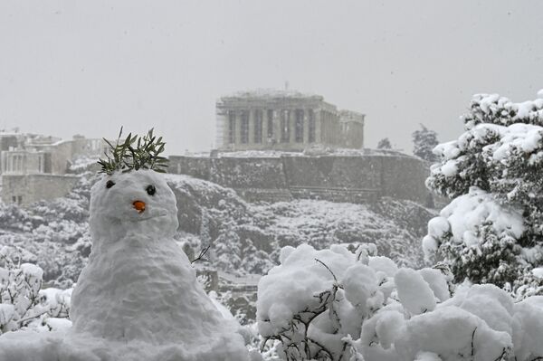 ギリシャ・アテネで作られた雪だるまと雪に覆われたパルテノン神殿 - Sputnik 日本