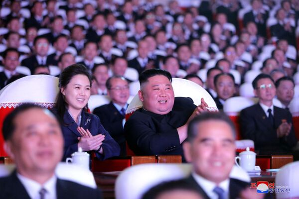 北朝鮮・平壌で、万寿台芸術劇場で開催された金正日総書記の生誕記念コンサートに出席した金正恩委員長と妻の李雪主氏 - Sputnik 日本