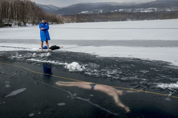 チェコ・ウースチー州テプリツェで、 氷の下を泳ぐフリーダイバー - Sputnik 日本