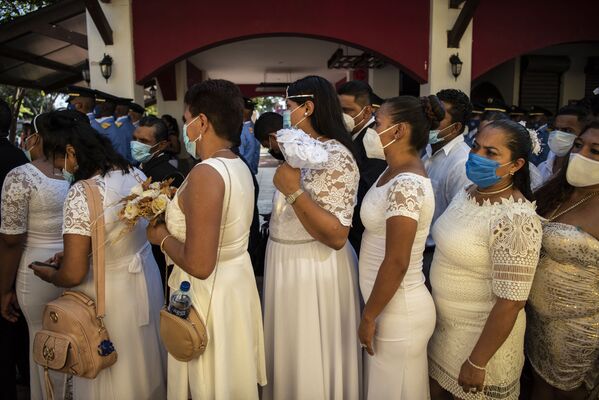 ニカラグア・マナグアで行われた合同結婚式で、式前に並ぶ花嫁たち - Sputnik 日本