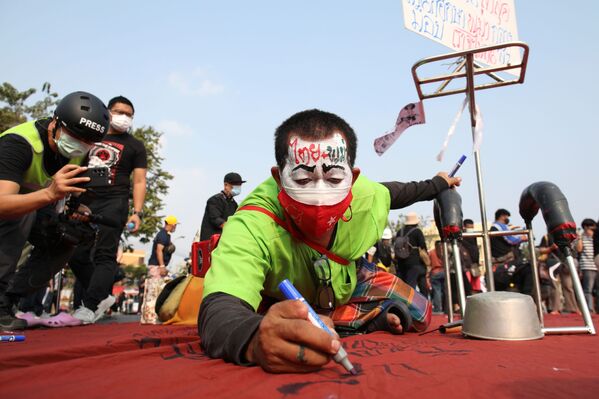 タイ・バンコクで行われた、親民主主義団体による指導者の釈放を求める抗議デモ - Sputnik 日本