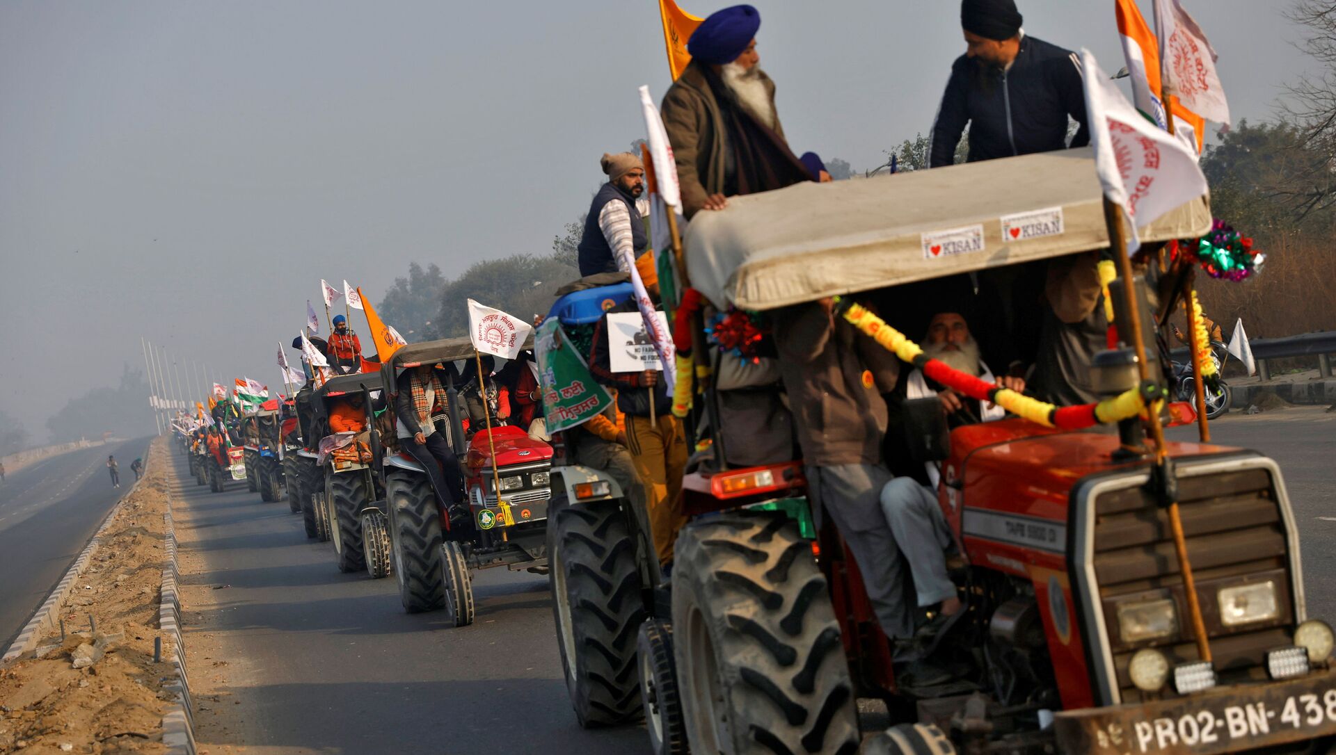 トラクターでデモに参加するインドの農民たち - Sputnik 日本, 1920, 24.02.2021