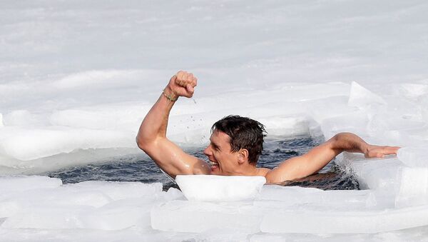 チェコ・ラホシュチ村で、氷の下を約81メートル泳ぎ切ったデービッド・ベンツルさん - Sputnik 日本