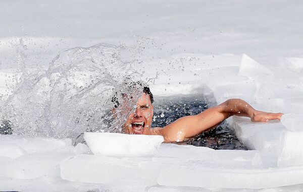 チェコ・ラホシュチ村で、氷の下泳ぐデービッド・ベンツルさん - Sputnik 日本