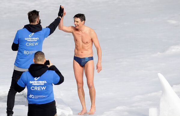 チェコ・ラホシュチ村で、氷の下を約81メートル泳ぎ世界記録を更新したデービッド・ベンツルさん - Sputnik 日本