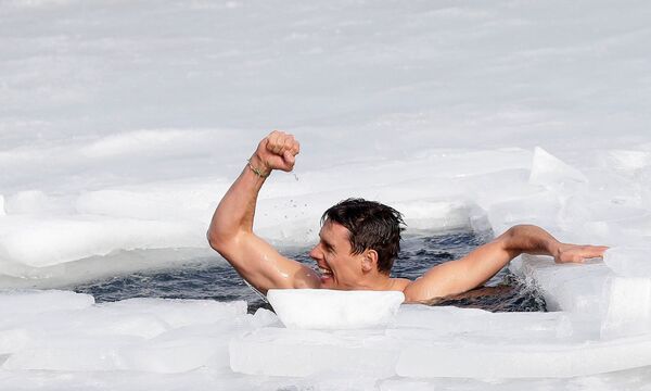 チェコ・ラホシュチ村で、氷の下を約81メートル泳ぎ切ったデービッド・ベンツルさん - Sputnik 日本