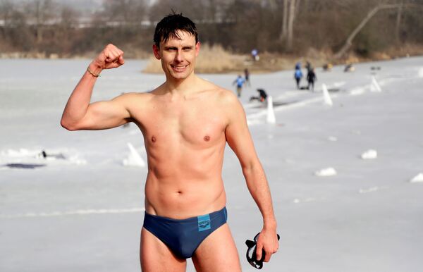 チェコ・ラホシュチ村で、氷の下を約81メートル泳ぎ世界記録を更新したデービッド・ベンツルさん - Sputnik 日本
