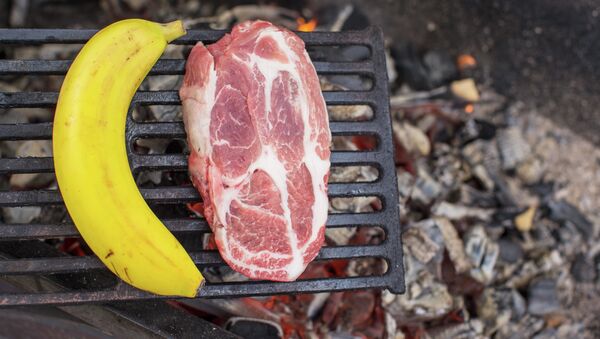 Банан и мясо на огне - Sputnik 日本