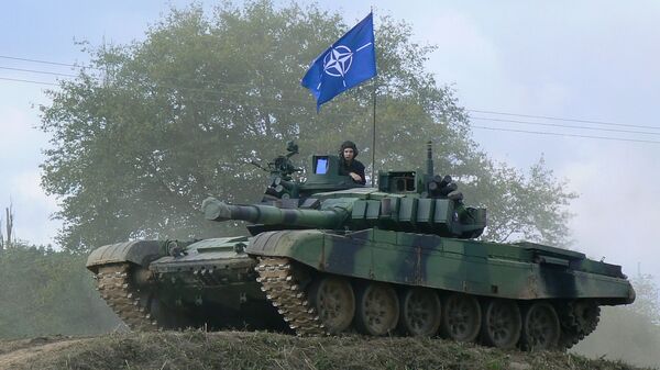NATO旗を掲げたチェコ軍T-72M4戦車 - Sputnik 日本