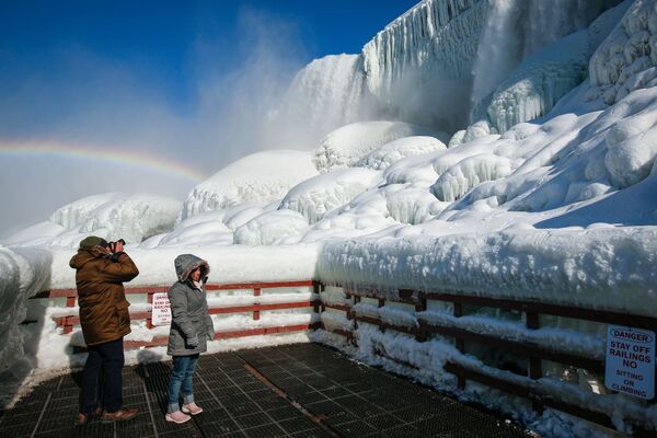 米ニューヨーク州で、凍結したナイアガラの滝を見学する人々 - Sputnik 日本
