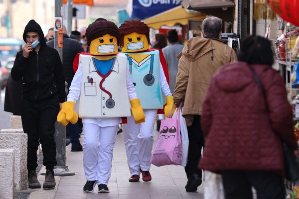 イスラエル・エルサレムで、ユダヤ教の祝日「ピュリム」の前日、レゴのキャラクターの格好をして町を歩く人々 - Sputnik 日本