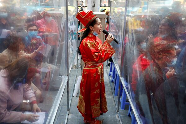 ベトナム・ハノイで、旧暦1月10日にあたる「富の神様の日」を祝って着飾る宝飾店の店員 - Sputnik 日本