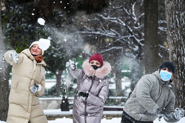 アゼルバイジャン・バクーで雪合戦をする市民 - Sputnik 日本