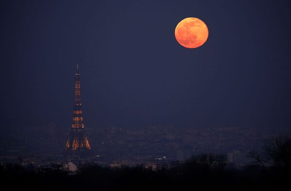 2月27日、フランス・パリで見られたスノームーン - Sputnik 日本