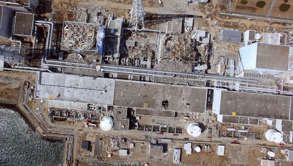 無人航空機が撮影した、事故後の福島第一原子力発電所。破損した4号機（左）と3号機（右）が見える （2011年3月24日撮影） - Sputnik 日本
