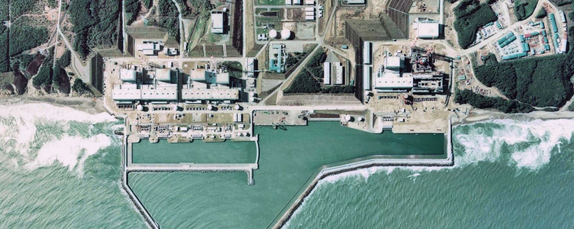 福島第一原子力発電所。左から4号機、3号機、2号機、1号機。右に5号機と6号機の建設現場が見える（1975年撮影） - Sputnik 日本, 1920, 04.03.2021