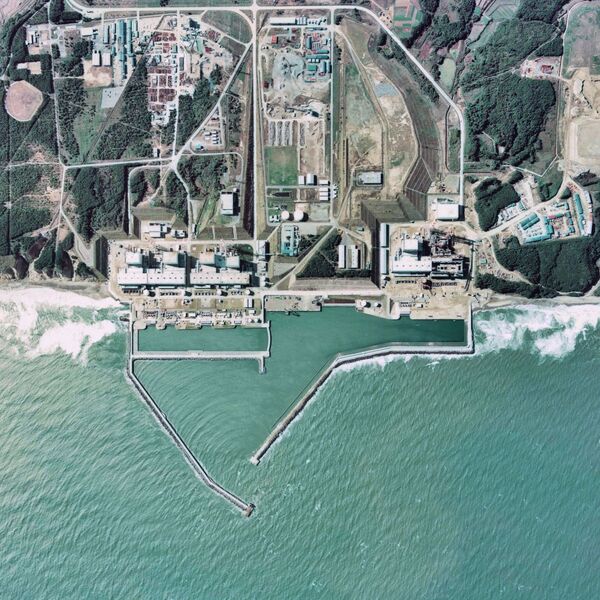 福島第一原子力発電所。左から4号機、3号機、2号機、1号機。右に5号機と6号機の建設現場が見える（1975年撮影） - Sputnik 日本