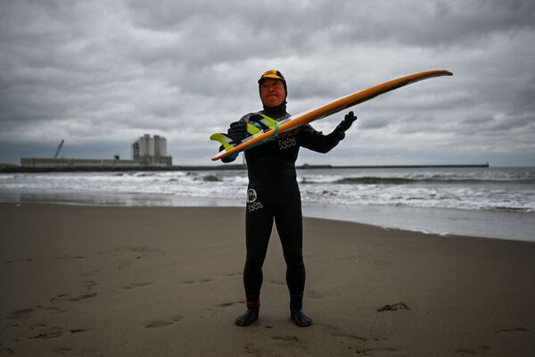 福島県南相馬市・福島第一原発から約30キロのビーチでサーフィンをする鈴木康二さん（2020年3月4日） - Sputnik 日本