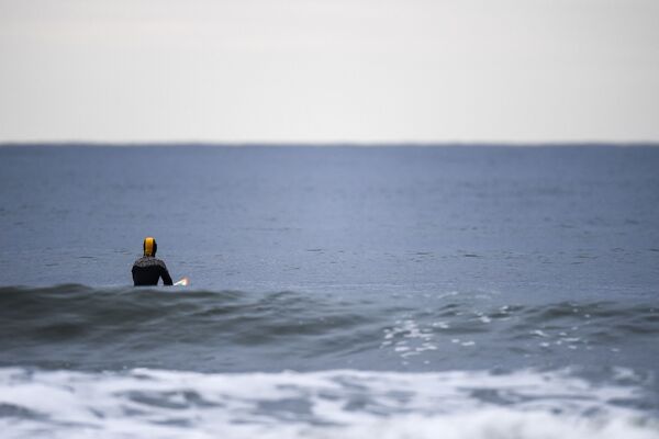 福島県南相馬市・福島第一原発から約30キロのビーチでサーフィンをする鈴木康二さん（2020年3月4日） - Sputnik 日本