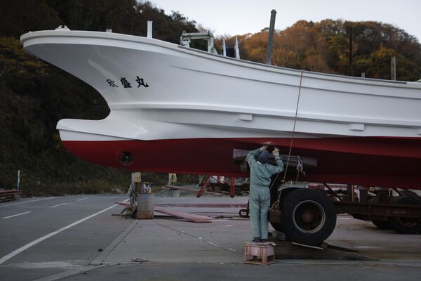 福島県いわき市で、漁船を再塗装する作業員（2019年11月26日撮影） - Sputnik 日本
