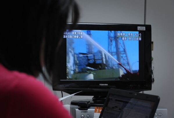 テレビで放映された、福島第一原発3号機を冷却するため放水する消防車（2011年3月18日撮影） - Sputnik 日本