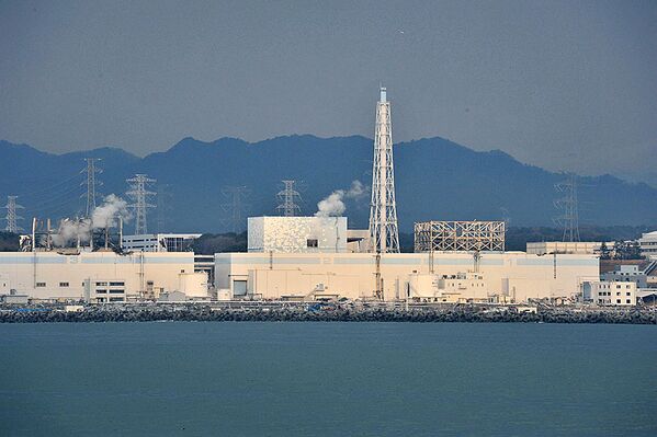 白煙が立ち上る福島第一原発2号機と3号機（2011年4月1日撮影） - Sputnik 日本