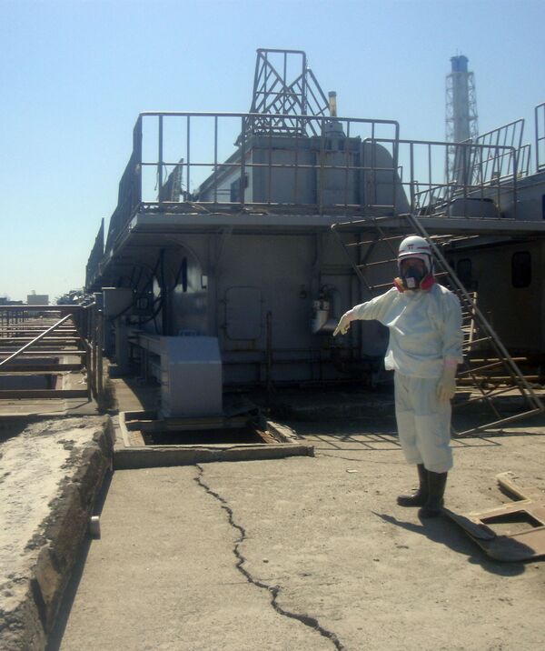 福島第一原発2号機の原子炉建屋周辺の地面に入った亀裂（2011年4月1日撮影） - Sputnik 日本