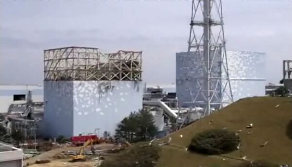福島第一原発1号機（左）と2号機（右）の原子炉建屋（2011年5月6日撮影） - Sputnik 日本