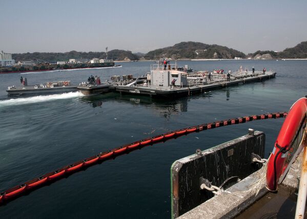 福島第1原発の冷却作業を支援するため、132万リットルの真水を積み横須賀基地を出港する米海軍船YON-287（2011年3月25日撮影） - Sputnik 日本