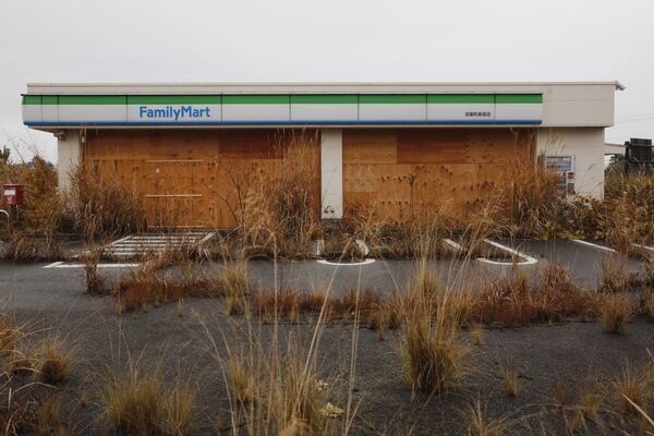 福島県双葉郡双葉町の雑草が生い茂ったコンビニエンスストアの駐車場（2019年11月27日撮影） - Sputnik 日本