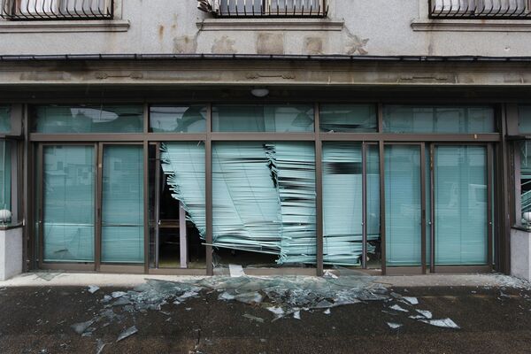 福島県双葉郡富岡町で、割れたガラスが放置された店舗（2011年8月19日撮影） - Sputnik 日本