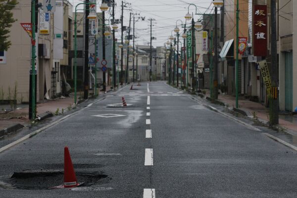 福島県双葉郡富岡町の、マンホールに安全コーンが置かれた大通り（2011年8月9日撮影） - Sputnik 日本